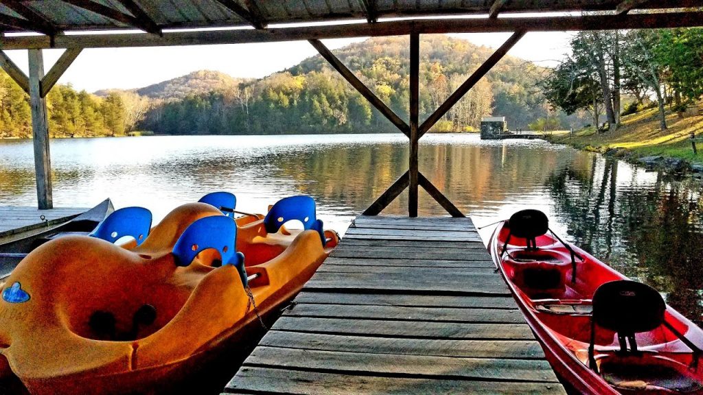 Boating floating lake leatherwood Eureka Springs Arkansas Ozarks family fun 