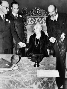 Bess had seances americas most haunted hotel october seance